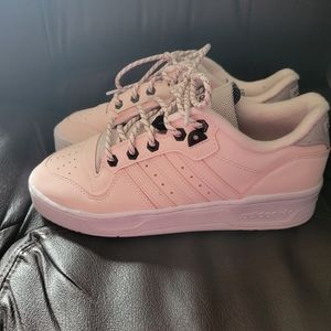 Size 8 Women's Adidas shoes